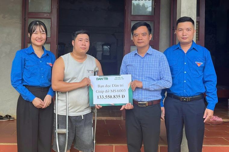 Bạn đọc Dân trí trao điểm tựa cho người đàn ông bị hoại tử khớp háng