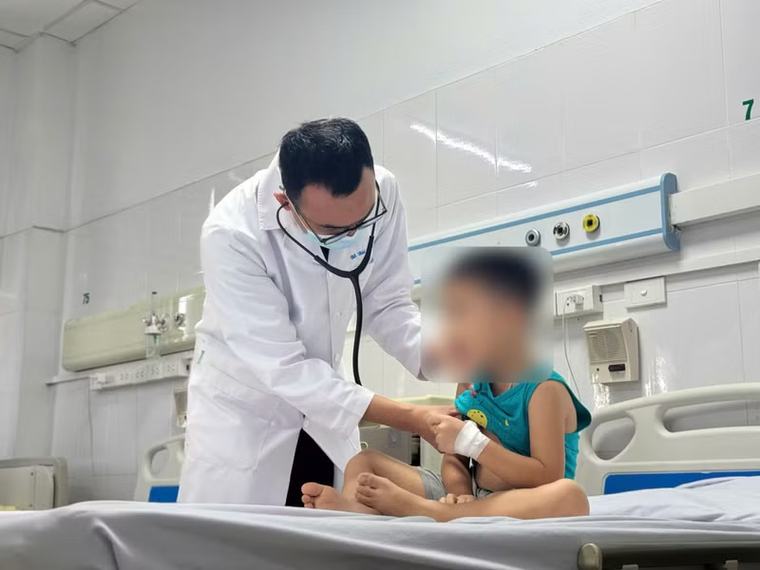 Cảnh báo Adenovirus: Bệnh nhi 4 tuổi sốt 40 độ liên tục