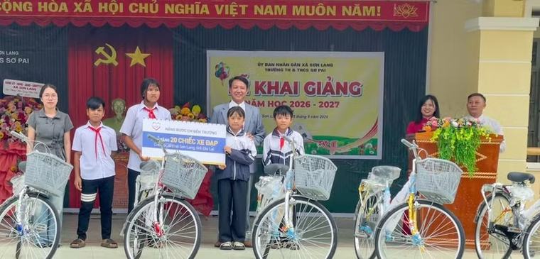 Mavin trao hơn 1.000 suất quà tựu trường cho học sinh khó khăn