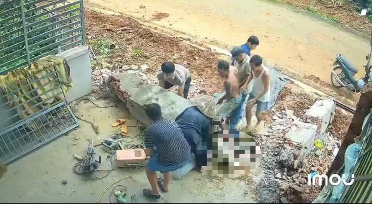 Tháo dỡ cổng nhà, người đàn ông bị trụ bê tông đè tử vong