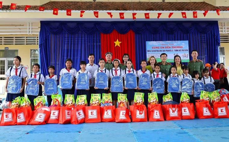 Công an tỉnh Cà Mau đồng hành cùng học sinh khó khăn