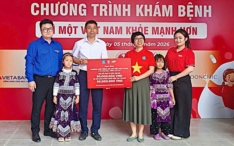 Máy siêu âm, phòng STEAM cùng hàng nghìn phần quà đến với học sinh Y Tý