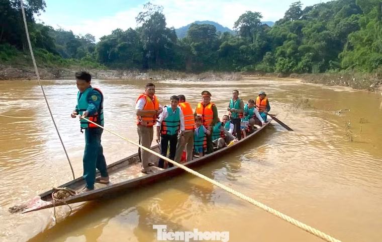 Cầu bị lũ cuốn trôi, bộ đội, công an chèo thuyền đưa học sinh đến trường khai giảng