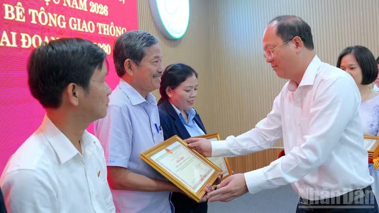 Vừa hoàn thành xong hơn 1.000 căn nhà, Cà Mau phát động đột phá giao thông nông thôn