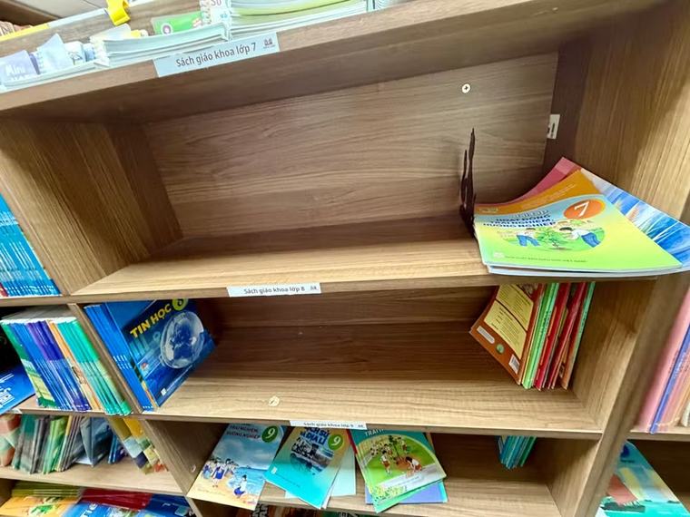 Nhà xuất bản nói gì về tình trạng ‘sốt’ sách giáo khoa?