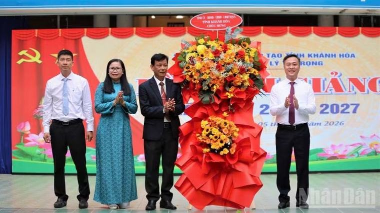 Từ Nha Trang đến Trường Sa, học sinh rộn ràng ngày khai giảng