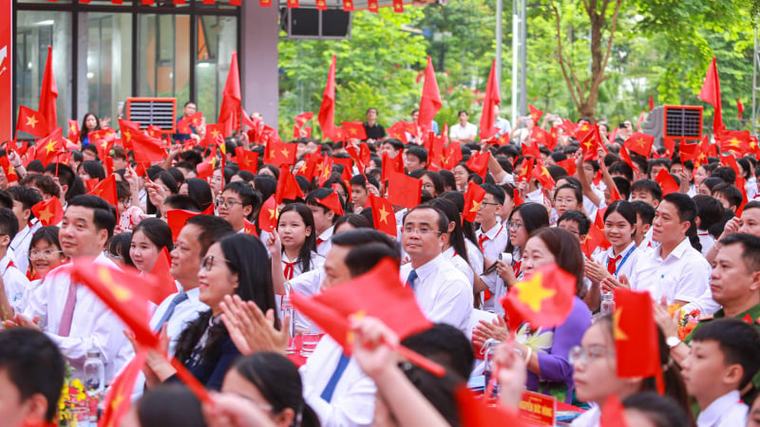 Video lễ khai giảng năm học 2026–2027 tại THCS Trần Duy Hưng, điểm cầu chính kết nối toàn quốc