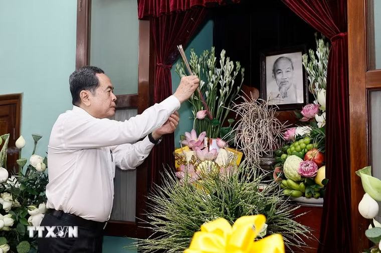 Chủ tịch Quốc hội Trần Thanh Mẫn dâng hương tưởng nhớ Chủ tịch Hồ Chí Minh