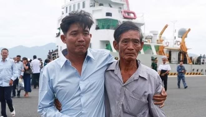 Ngư dân gặp nạn ở Trường Sa rơi nước mắt khi được cứu về với gia đình