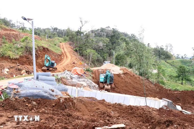 Quảng Ngãi phân luồng giao thông để xử lý sạt lở Quốc lộ 24