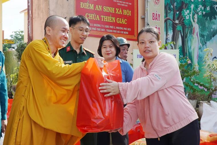 TP.HCM: Chùa Thiền Giác trao tặng 200 phần quà đến người khó khăn