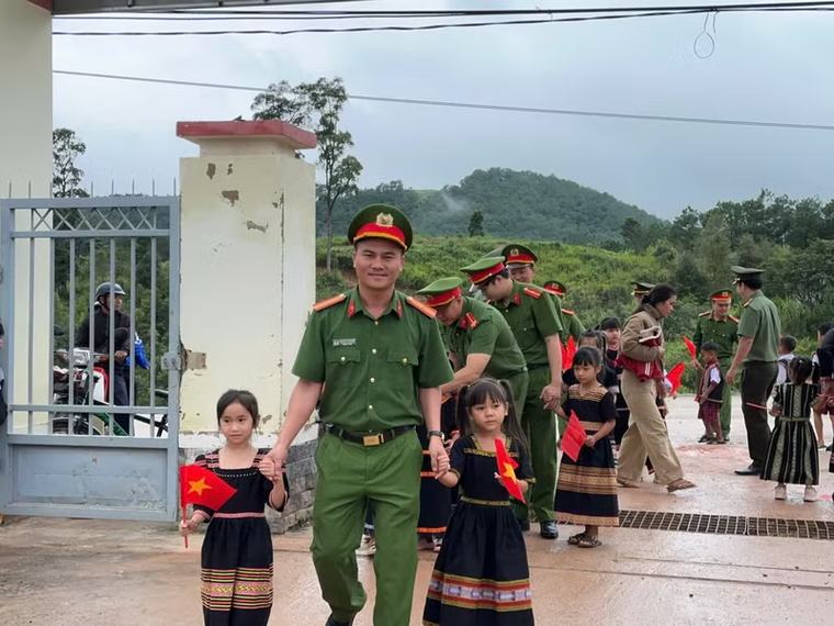 Quảng Ngãi: Công an xã vùng khó nắm tay các em nhỏ Xơ Đăng tựu trường