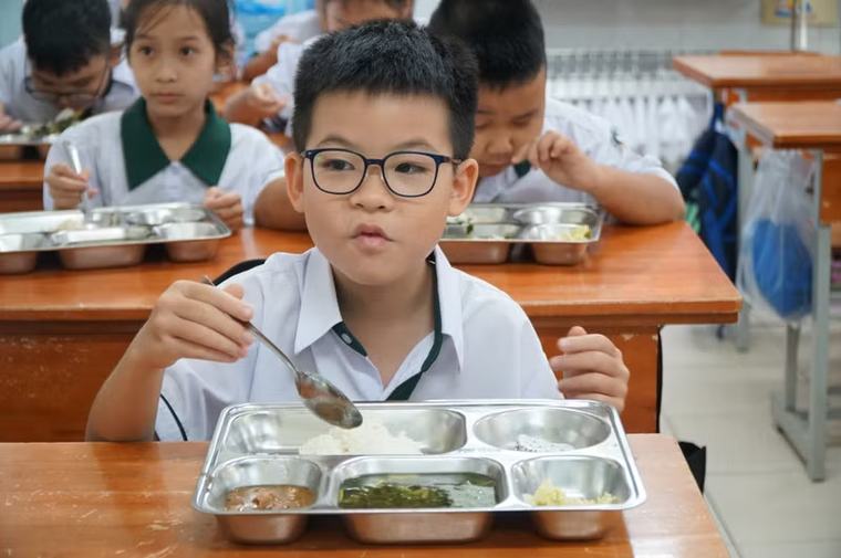'Soi' bữa ăn bán trú đầu tiên của học sinh TPHCM sau sáp nhập trường lớp
