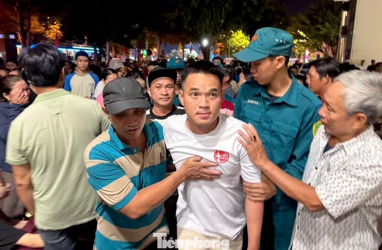 Sau chuyến biển sinh tử, 32 ngư dân vỡ òa trong vòng tay quê nhà