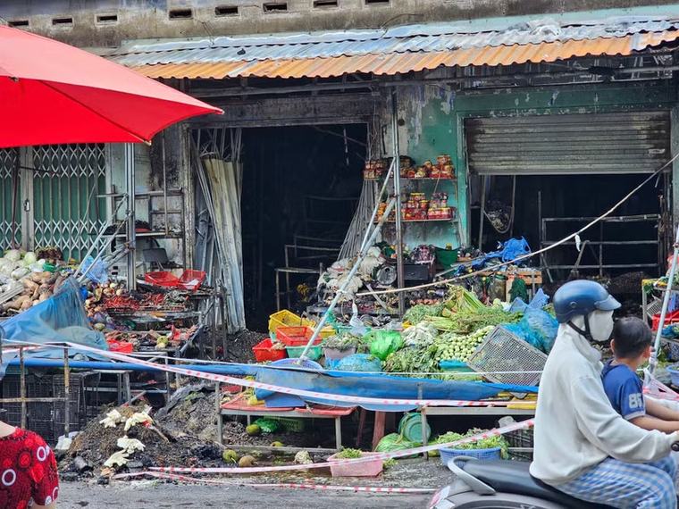 Cháy nhà ở TPHCM, người chồng tử vong, vợ con bị thương