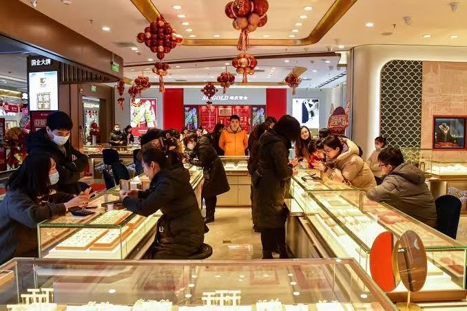 Nhiều Gen Z rót tiền vào vàng miếng thay vì vàng 'giấy'