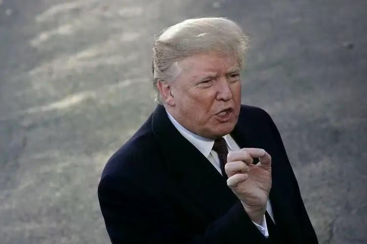 Tổng thống Mỹ Donald Trump ra tối hậu thư yêu cầu Fed hạ lãi suất